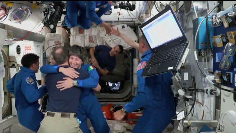 Astronauti na palubě ISS přivítali nové kolegy